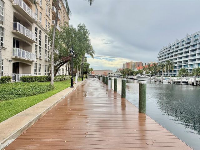 2-bedroom condo for sale in Aventura - 3001 NE 185th St 112 - MondialRealty