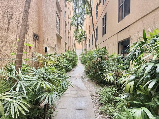 2-bedroom condo for sale in Aventura - 3001 NE 185th St 112 - MondialRealty