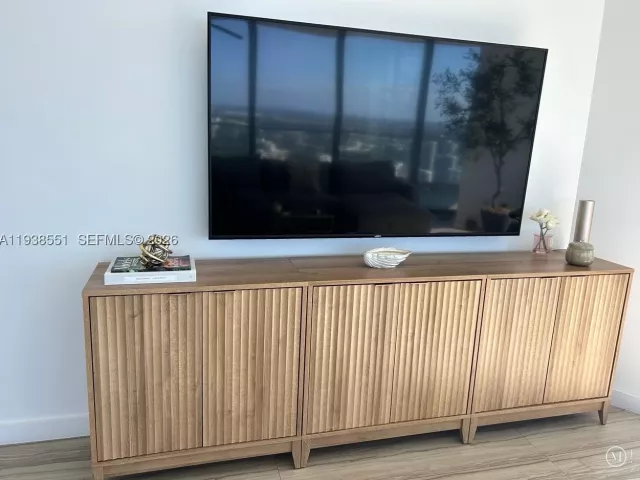 2-bedroom condo for rent in Sunny Isles Beach - 18975 Collins Ave 4705 - MondialRealty
