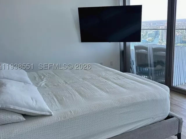 2-bedroom condo for rent in Sunny Isles Beach - 18975 Collins Ave 4705 - MondialRealty