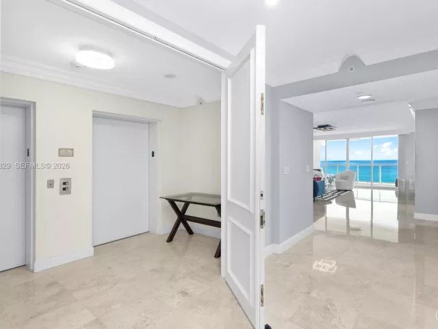 2-bedroom condo for sale in Aventura - 20201 E Country Club Dr 2506 - MondialRealty