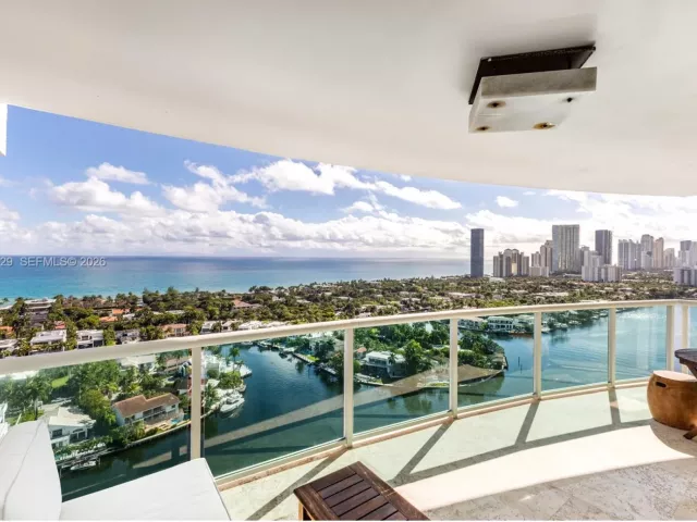 2-bedroom condo for sale in Aventura - 20201 E Country Club Dr 2506 - MondialRealty