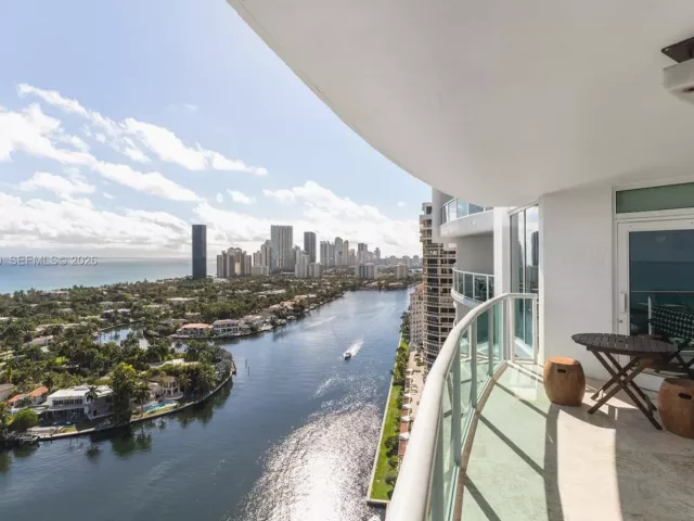 2-bedroom condo for sale in Aventura - 20201 E Country Club Dr 2506 - MondialRealty