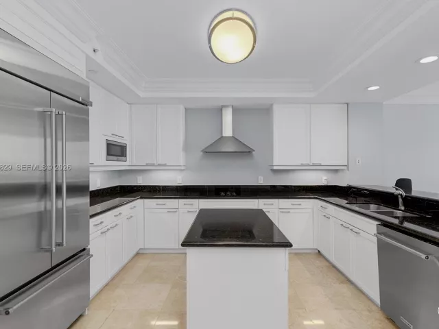 2-bedroom condo for sale in Aventura - 20201 E Country Club Dr 2506 - MondialRealty