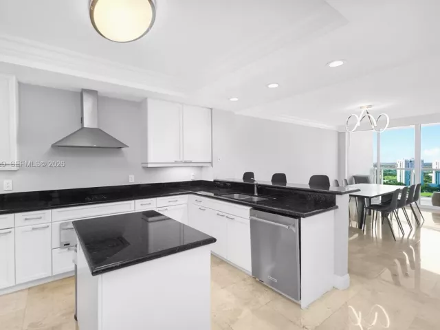 2-bedroom condo for sale in Aventura - 20201 E Country Club Dr 2506 - MondialRealty