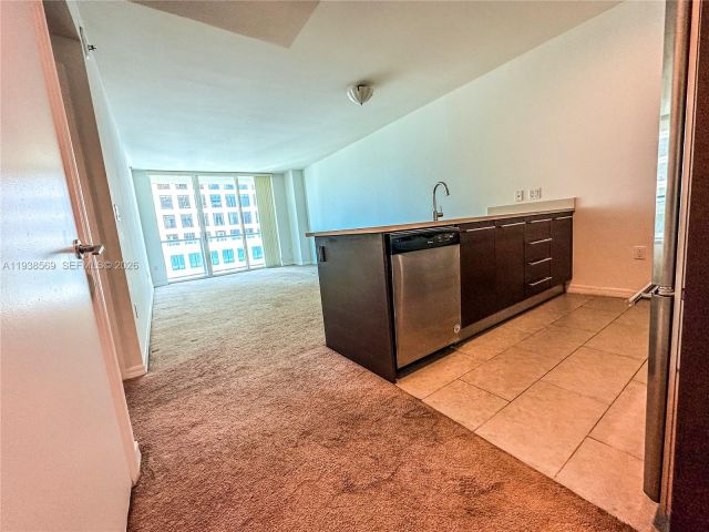 1-bedroom condo for rent in Miami - 500 Brickell Ave 1406 - MondialRealty