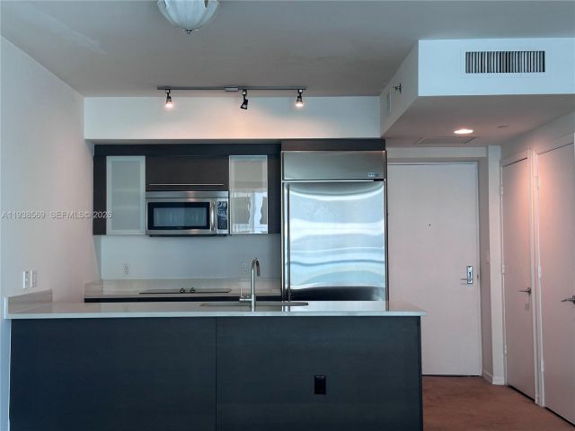 1-bedroom condo for rent in Miami - 500 Brickell Ave 1406 - MondialRealty