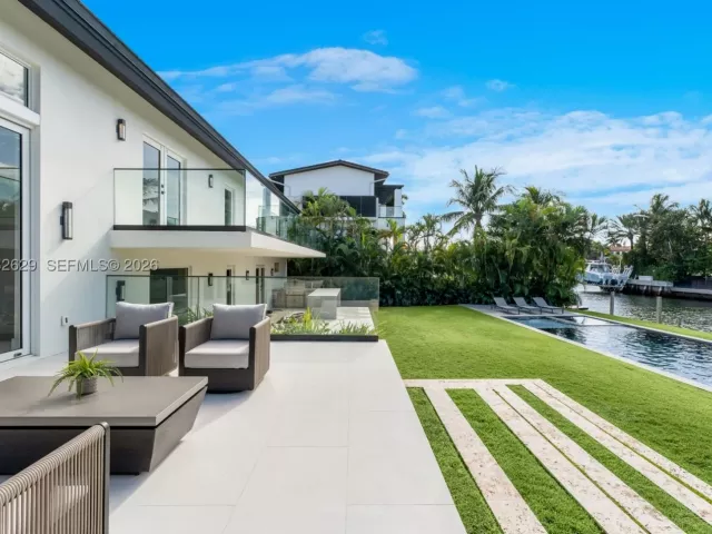 6-bedroom home for sale in Coral Gables - 6970 Sunrise Dr - MondialRealty