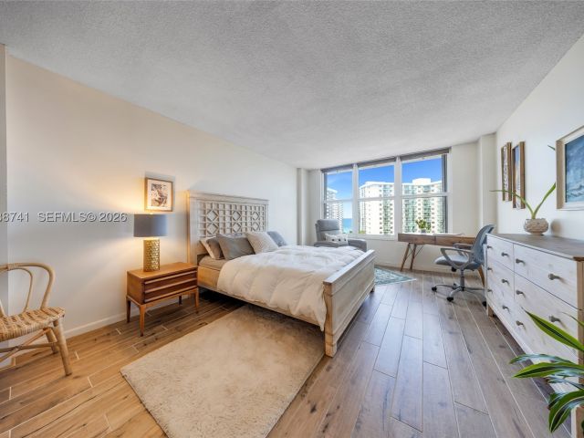 2-bedroom condo for sale in Hollywood - 3800 S Ocean Dr 817 - MondialRealty