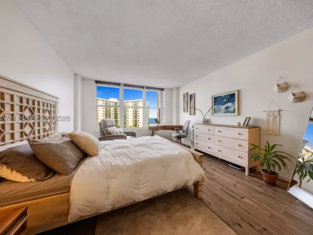 2-bedroom condo for sale in Hollywood - 3800 S Ocean Dr 817 - MondialRealty