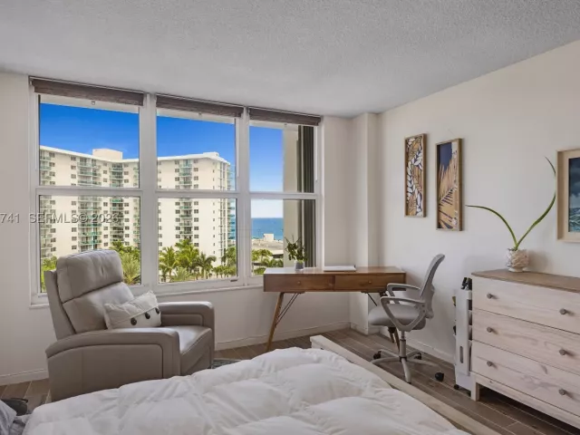 2-bedroom condo for sale in Hollywood - 3800 S Ocean Dr 817 - MondialRealty
