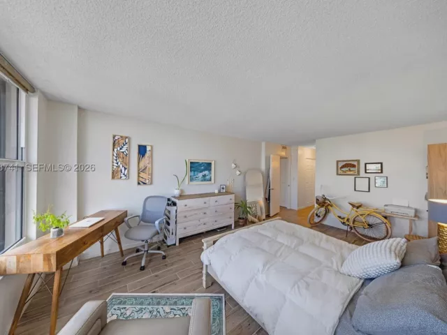 2-bedroom condo for sale in Hollywood - 3800 S Ocean Dr 817 - MondialRealty