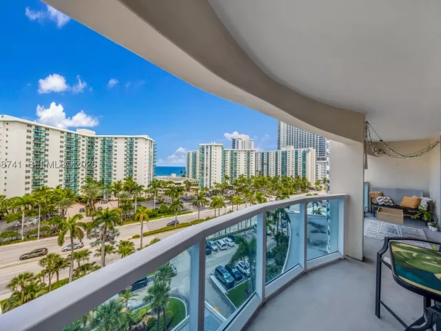 2-bedroom condo for sale in Hollywood - 3800 S Ocean Dr 817 - MondialRealty