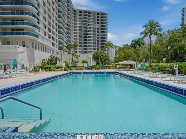 2-bedroom condo for sale in Hollywood - 3800 S Ocean Dr 817 - MondialRealty