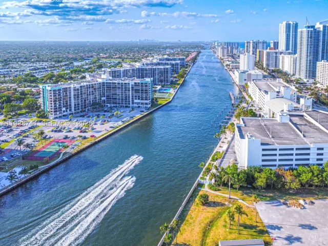 2-bedroom condo for sale in Hollywood - 3800 S Ocean Dr 817 - MondialRealty
