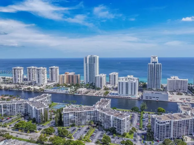 2-bedroom condo for sale in Hollywood - 3800 S Ocean Dr 817 - MondialRealty