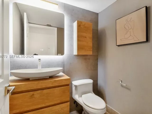2-bedroom condo for sale in Sunny Isles Beach - 18671 Collins Ave 2404 - MondialRealty