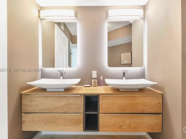2-bedroom condo for sale in Sunny Isles Beach - 18671 Collins Ave 2404 - MondialRealty