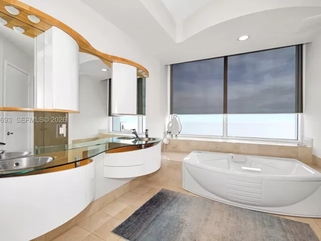 3-bedroom condo for sale in Sunny Isles Beach - 18101 Collins Ave 1609 - MondialRealty