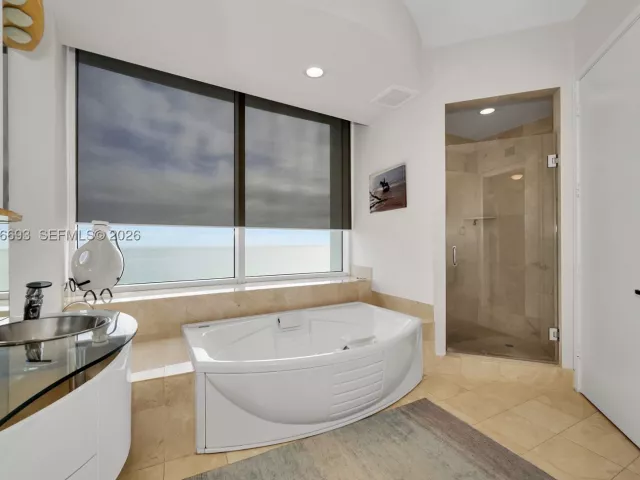 3-bedroom condo for sale in Sunny Isles Beach - 18101 Collins Ave 1609 - MondialRealty