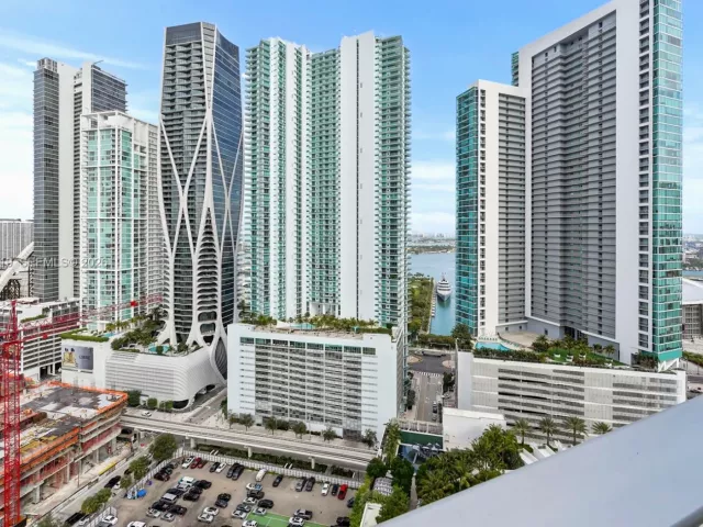 3-bedroom condo for rent in Miami - 851 NE 1st Avenue 2601 - MondialRealty