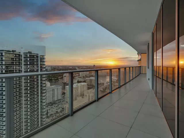 3-bedroom condo for sale in Hollywood - 4111 S Ocean Dr 3601 - MondialRealty