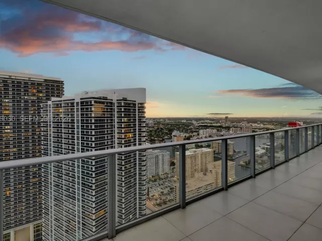 3-bedroom condo for sale in Hollywood - 4111 S Ocean Dr 3601 - MondialRealty