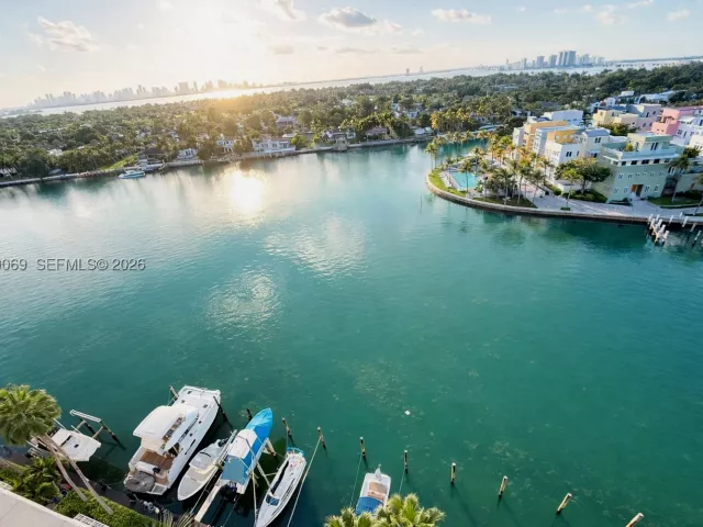 2-bedroom condo for sale in Miami Beach - 5900 Collins Ave 1405 - MondialRealty