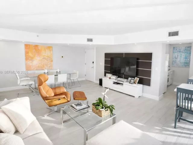 2-bedroom condo for sale in Miami Beach - 5900 Collins Ave 1405 - MondialRealty