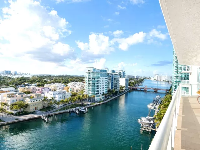 2-bedroom condo for sale in Miami Beach - 5900 Collins Ave 1405 - MondialRealty