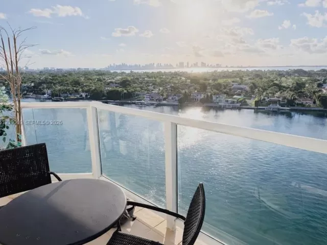 2-bedroom condo for sale in Miami Beach - 5900 Collins Ave 1405 - MondialRealty
