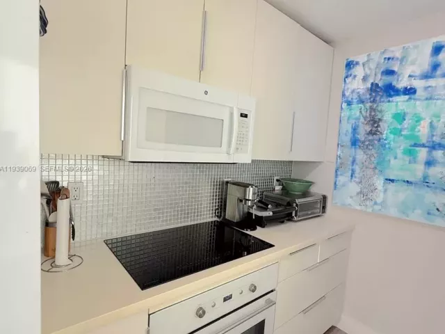 2-bedroom condo for sale in Miami Beach - 5900 Collins Ave 1405 - MondialRealty