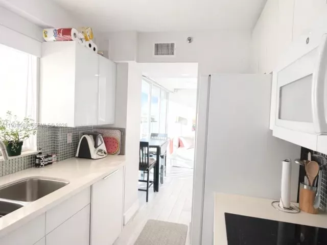 2-bedroom condo for sale in Miami Beach - 5900 Collins Ave 1405 - MondialRealty