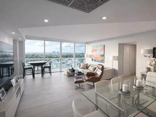 2-bedroom condo for sale in Miami Beach - 5900 Collins Ave 1405 - MondialRealty