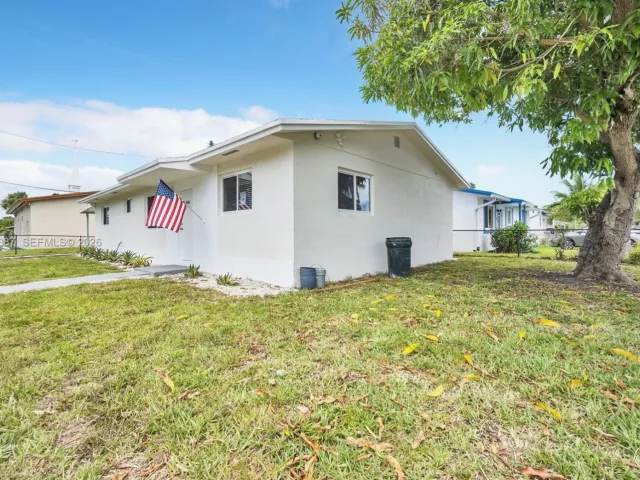 4-bedroom home for sale in North Miami Beach - 1401 NE 152nd St - MondialRealty