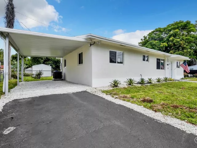 4-bedroom home for sale in North Miami Beach - 1401 NE 152nd St - MondialRealty