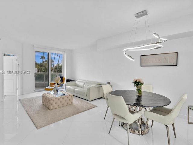 1-bedroom condo for sale in Aventura - 21050 Point Pl 302 - MondialRealty