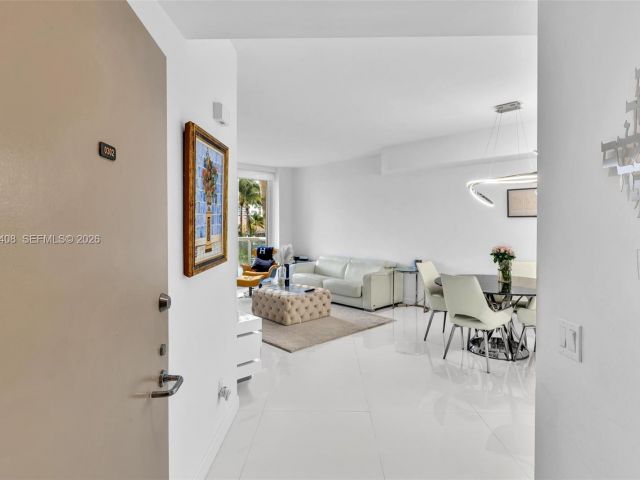 1-bedroom condo for sale in Aventura - 21050 Point Pl 302 - MondialRealty