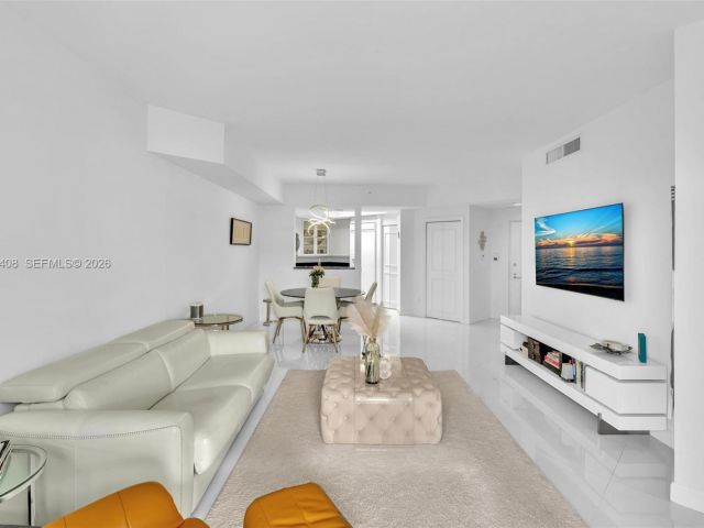 1-bedroom condo for sale in Aventura - 21050 Point Pl 302 - MondialRealty