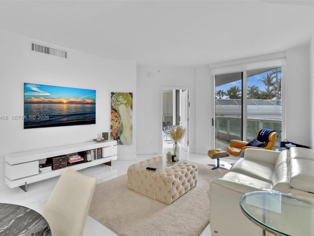 1-bedroom condo for sale in Aventura - 21050 Point Pl 302 - MondialRealty