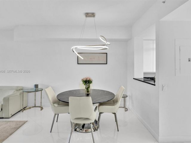 1-bedroom condo for sale in Aventura - 21050 Point Pl 302 - MondialRealty