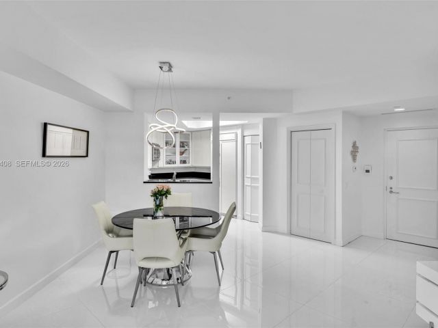 1-bedroom condo for sale in Aventura - 21050 Point Pl 302 - MondialRealty