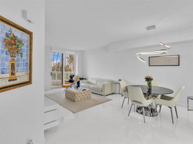 1-bedroom condo for sale in Aventura - 21050 Point Pl 302 - MondialRealty