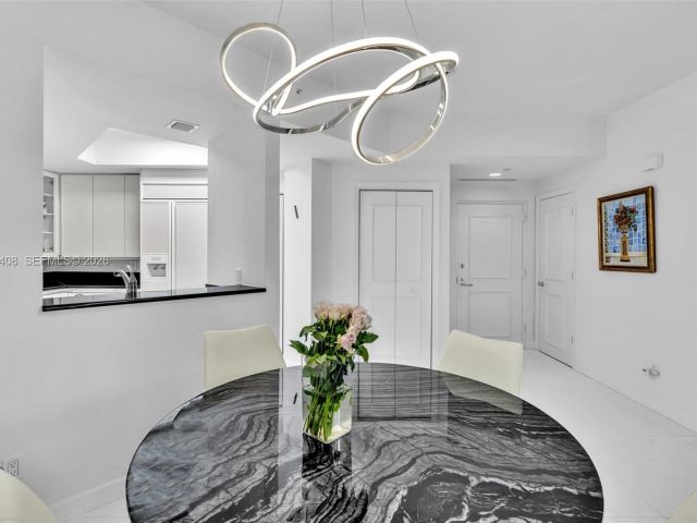 1-bedroom condo for sale in Aventura - 21050 Point Pl 302 - MondialRealty