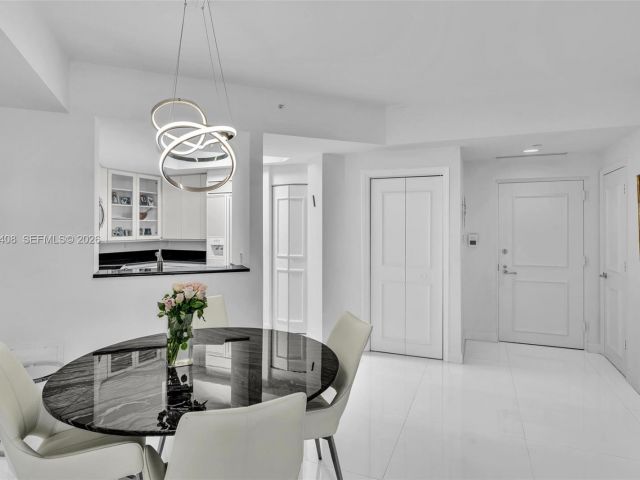 1-bedroom condo for sale in Aventura - 21050 Point Pl 302 - MondialRealty