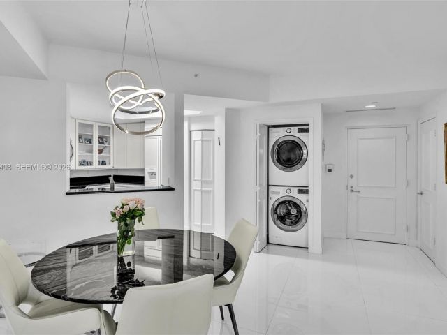 1-bedroom condo for sale in Aventura - 21050 Point Pl 302 - MondialRealty