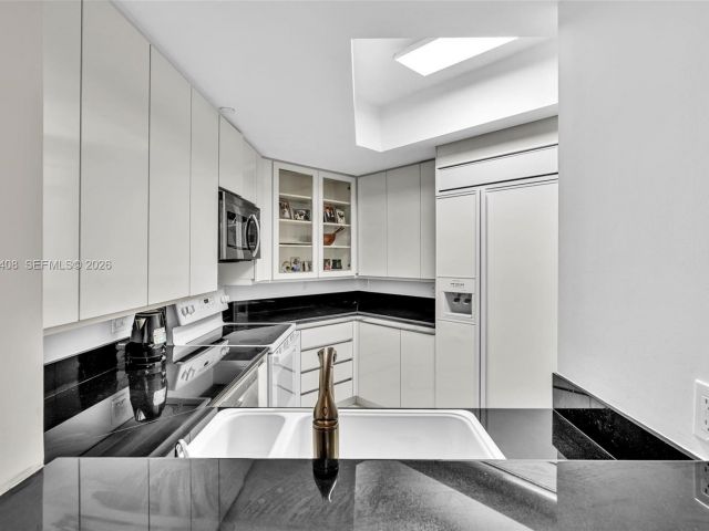 1-bedroom condo for sale in Aventura - 21050 Point Pl 302 - MondialRealty