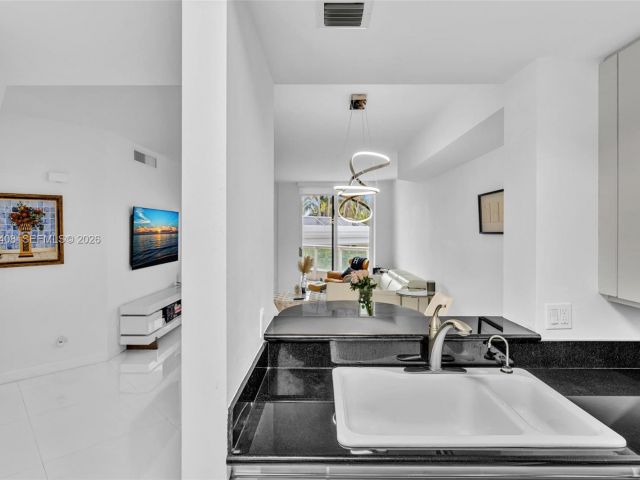 1-bedroom condo for sale in Aventura - 21050 Point Pl 302 - MondialRealty