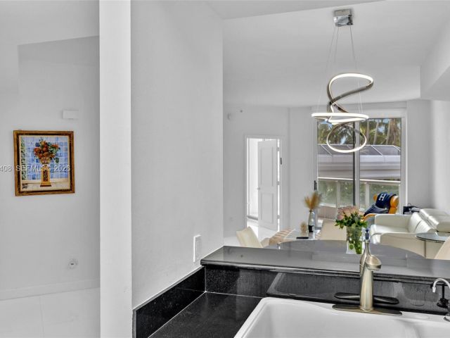 1-bedroom condo for sale in Aventura - 21050 Point Pl 302 - MondialRealty