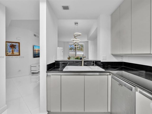 1-bedroom condo for sale in Aventura - 21050 Point Pl 302 - MondialRealty